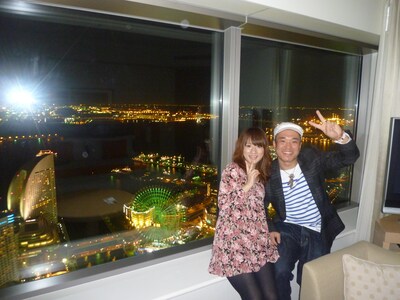 入籍を発表したクールポコ小野まじめ（右）と妻の瞳さん（左）。