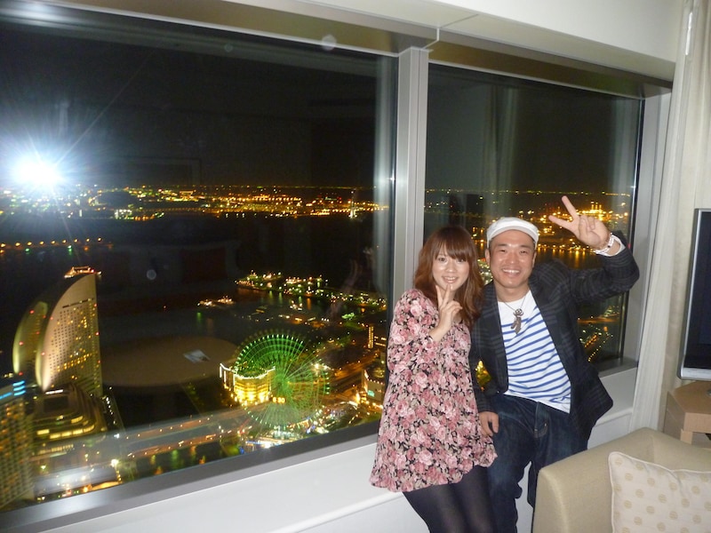 入籍を発表したクールポコ小野まじめ（右）と妻の瞳さん（左）。