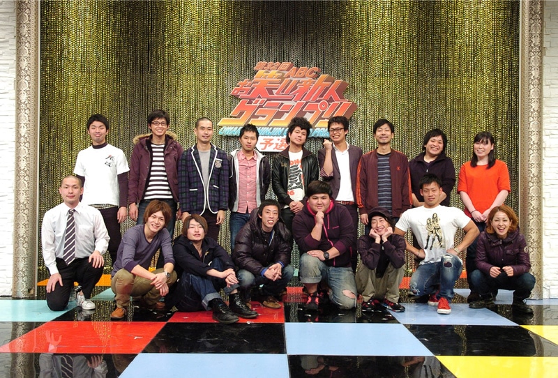 「第32回ABCお笑い新人グランプリ」の記者会見。左からアイロンヘッド、トット、さかなDVD、さらば青春の光、ダブルアート、GAG少年楽団、ミルクボーイ、尼神インター。（ソーセージ、ウーマンラッシュアワーは欠席）(c)ABC