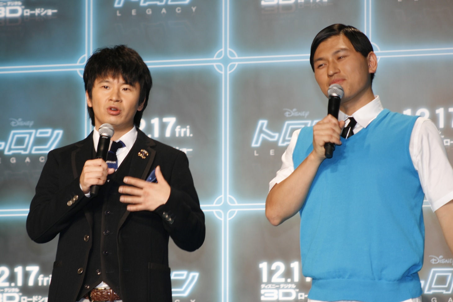 春日のベストは「トロンカラー」。司会者の女性から「意外とブルーもお似合いですね」と褒められ、春日は「サンキュー！」と満足気だった。
