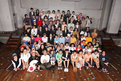 吉本芸人たちによるライブシリーズ「よしもと若手ばかり いとをかしの春の単独祭り2011」のために撮られた集合写真。お目当ての芸人を探してみよう。(c)フォトプロ