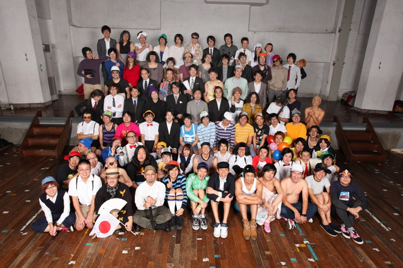 吉本芸人たちによるライブシリーズ「よしもと若手ばかり いとをかしの春の単独祭り2011」のために撮られた集合写真。お目当ての芸人を探してみよう。(c)フォトプロ