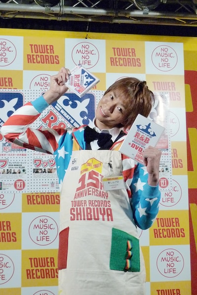 本日12月1日発売のCD「ワッツ・アップ グレイテスト・ヒッツ」と同時発売のDVD「ワッツ・アップ グレイテスト・ヒッツ DVD」を手にする楽しんご♥。