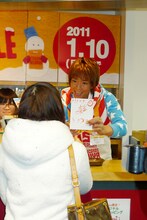 客にサイン入り色紙を手渡す楽しんご♥。