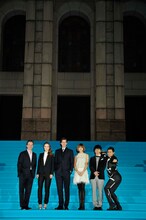 映画「トロン：レガシー」ジャパンプレミアに登場したオードリー若林（右から2人目）とオードリー春日（右端）。