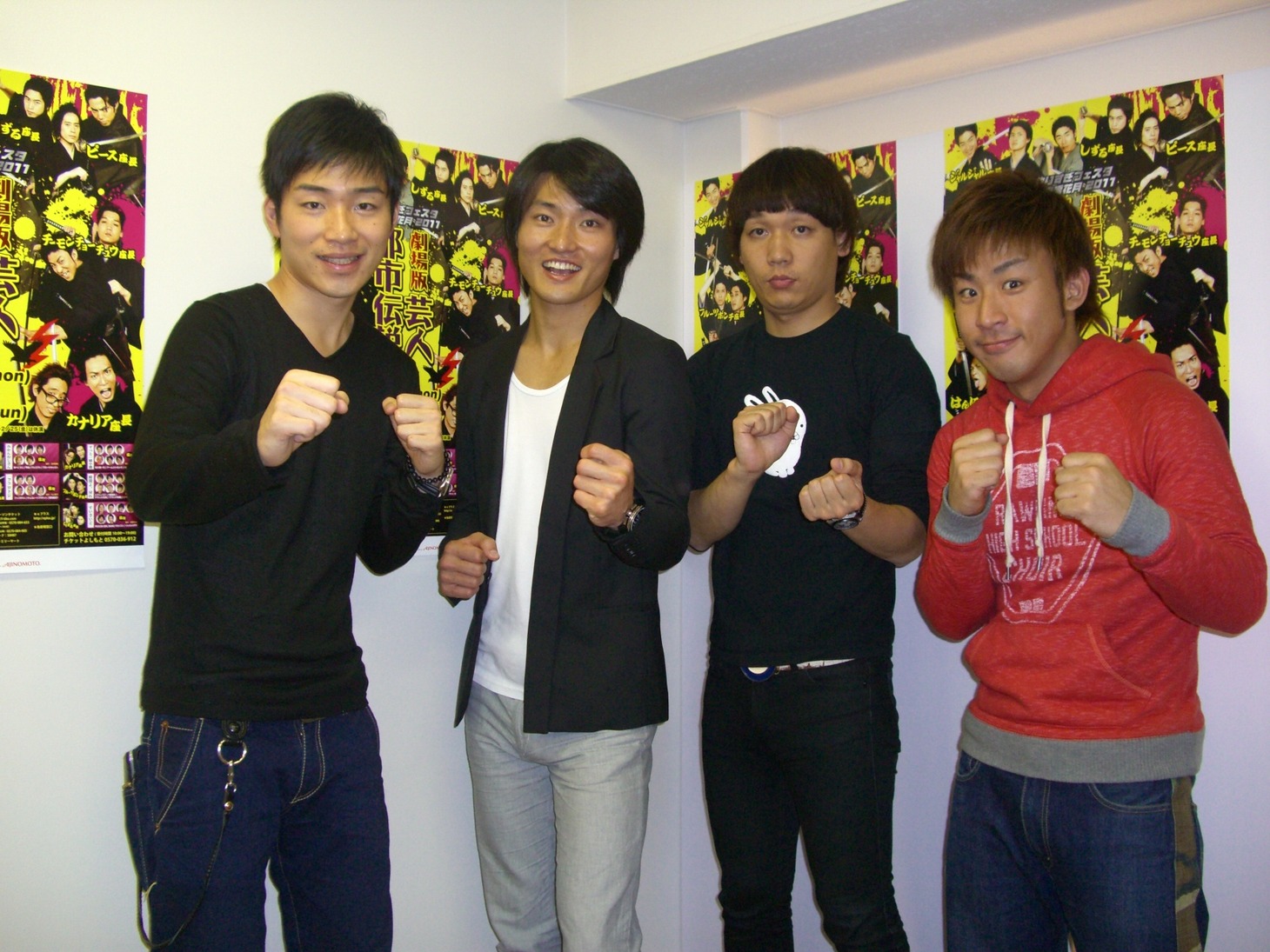 「やりすぎフェスタin 京橋花月2011～劇場版 芸人都市伝説～」の会見に出席したジャルジャルとチーモンチョーチュウ。(c)吉本興業