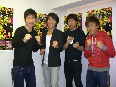 「やりすぎフェスタin 京橋花月2011～劇場版 芸人都市伝説～」の会見に出席したジャルジャルとチーモンチョーチュウ。(c)吉本興業