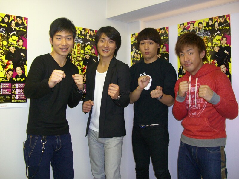 「やりすぎフェスタin 京橋花月2011~劇場版 芸人都市伝説~」の会見に出席したジャルジャルとチーモンチョーチュウ。(c)吉本興業