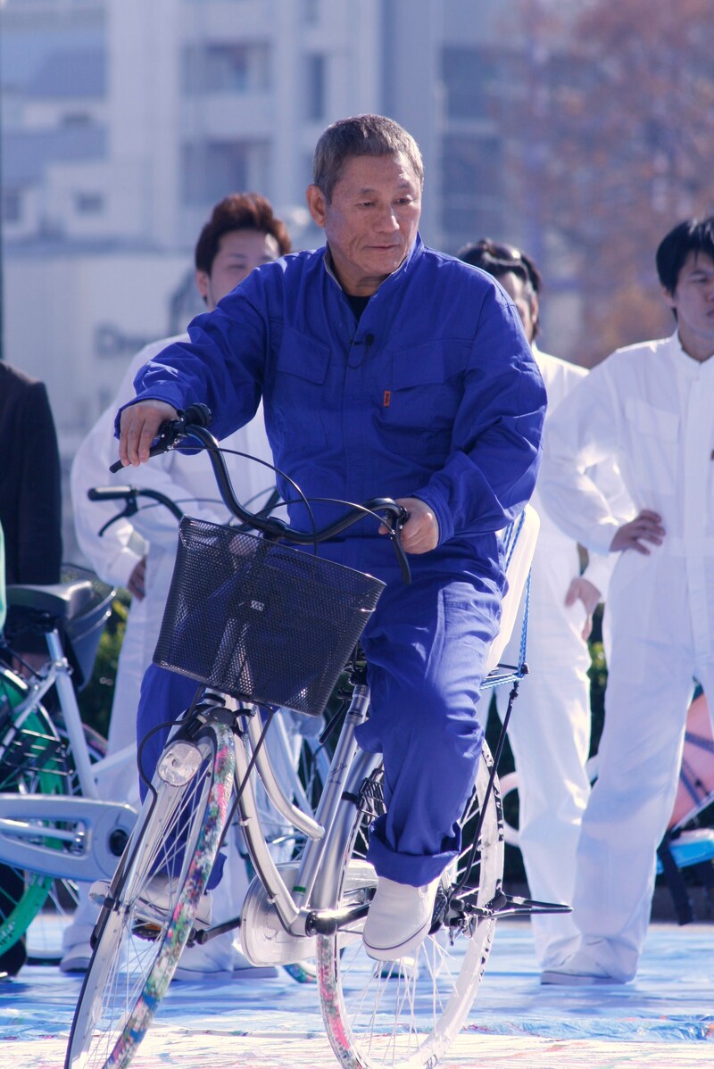 「たけしアート☆ビート スタッフ・ベンダ・ビリリ編」オープニング用にライブペイントのアートパフォーマンスを行ったビートたけし。