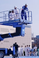 3メートルのクレーンからアクリル絵の具入り風船をキャンバスへ投げつけ、彩りを加えたたけし。