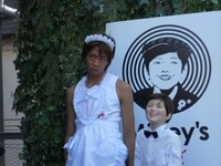 メイド服を着たのは初めてという楽しんご♥。以前ドン・キホーテで試着したときは変態のようだったから買わなかったそう。ほかにもコスプレは大好きで「女子高生の制服を着ると、釈由美子さんに似ていると言われる」と嬉しそうに語った。