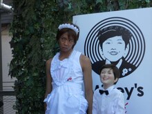 メイド服を着たのは初めてという楽しんご♥。以前ドン・キホーテで試着したときは変態のようだったから買わなかったそう。ほかにもコスプレは大好きで「女子高生の制服を着ると、釈由美子さんに似ていると言われる」と嬉しそうに語った。