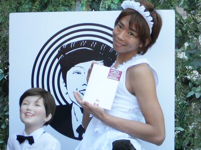 マネキンドラマ「オー！マイキー」がプロデュースするカフェ「マイキーズ・カフェ・ネスカフェ」の1日店長を務めた楽しんご♥。