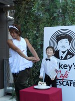 誕生日を迎えたマイキーに楽しんご♥がラブ注入。来年の流行語大賞を狙うために思いっきり「ドドスコスコスコ」と始めたが、勢いあまってマイキーにぶつかってしまうハプニングも。