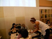 店内で接客をする楽しんご♥。