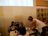 店内で接客をする楽しんご♥。