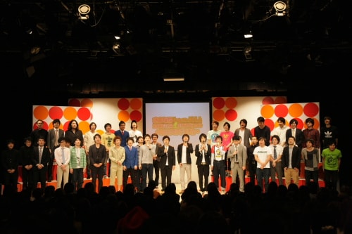 大阪・baseよしもとにて行われた同劇場最後となるイベントライブ「LIVEワラb 3Hスペシャル～baseでファイナル～」の模様。エンディングでは、観客全員がスタンディングオベーションで芸人たちに拍手を送りライブは終演。同劇場の歴史に幕が降りた。(c)吉本興業