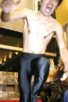 ステージに登場するなり報道陣にダイブしてきた江頭。