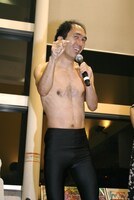 国際情勢や政治問題についてトークを展開する江頭。