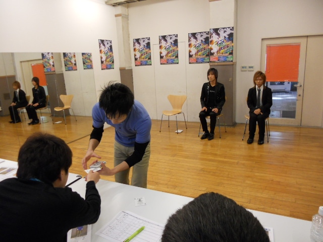 吉本興業がプロデュースするイケメンステージユニットオーディションの様子。手前の応募者は特技の手品を披露。後ろの2人は同じ店でホストをやっているとのこと。