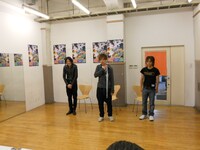 吉本興業がプロデュースするイケメンステージユニットオーディションの様子。真ん中の男性は、アピールポイントの鎖骨に傘をひっかけることが出来る。