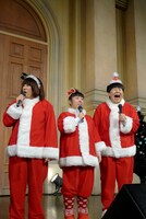 司会者の質問に答える森三中。