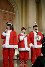 司会者の質問に答える森三中。