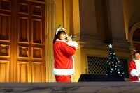 歌いながらカチューシャをはずす黒沢。