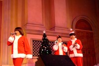 カチューシャを渡された村上は思わず苦笑い。