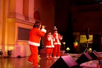 熱唱する黒沢と、ステージで心配そうに見守る村上、大島。