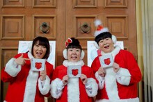 サンタの衣装で「アイのうた WINTER REMIX」をPRした森三中。