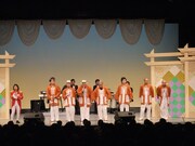 舞台の一場面。