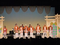 舞台の一場面。