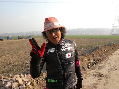 2011年1月21日の大阪・大阪城野外音楽堂でのゴールイベントが決定した間寛平。現在順調に中国を走っており、最近お気に入りのギャグ「4・5・6！ ちんたお～！ ちんたお～！」で毎日気合いを入れている様子。(c)間寛平アースマラソン製作委員会