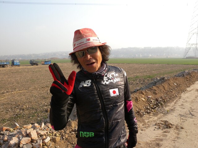 2011年1月21日の大阪・大阪城野外音楽堂でのゴールイベントが決定した間寛平。現在順調に中国を走っており、最近お気に入りのギャグ「4・5・6！ ちんたお～！ ちんたお～！」で毎日気合いを入れている様子。(c)間寛平アースマラソン製作委員会