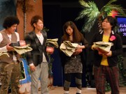 “LOST芸人”たちにはシーズン1と2のDVD、さらに名前入りのつなぎを渡された。