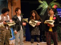 “LOST芸人”たちにはシーズン1と2のDVD、さらに名前入りのつなぎを渡された。