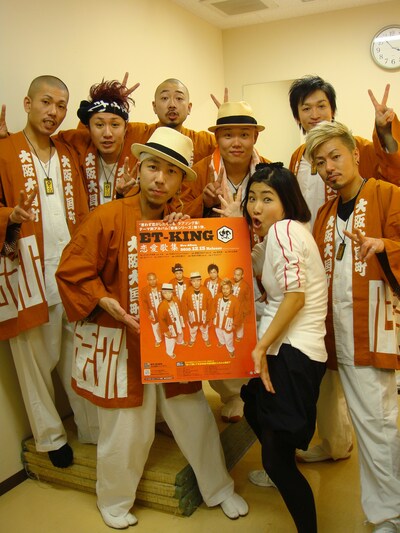 京橋花月の「ポケットミュージカルス」で共演した吉本新喜劇女優陣とET-KING。