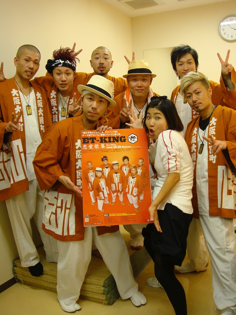 京橋花月の「ポケットミュージカルス」で共演した吉本新喜劇女優陣とET-KING。