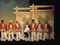 舞台の一場面。