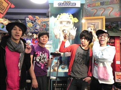 「ZAQ×よしもと　ざっくぅ奮闘記（仮）」では、ウーマンラッシュアワーとスマイルが東京に出張したときの様子を近日公開予定。ZAQのキャラ“ざっくぅ”とともに観光地や劇場にてPR活動を行った。(c)吉本興業