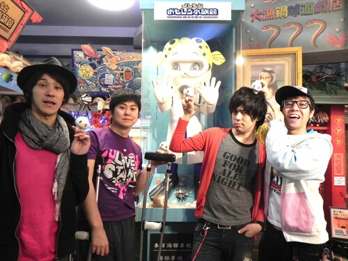 「ZAQ×よしもと　ざっくぅ奮闘記（仮）」では、ウーマンラッシュアワーとスマイルが東京に出張したときの様子を近日公開予定。ZAQのキャラ“ざっくぅ”とともに観光地や劇場にてPR活動を行った。(c)吉本興業