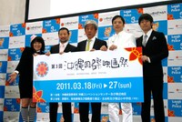 「第3回沖縄国際映画祭」開催発表会見に登場した（左から）森三中・黒沢、木村祐一、同映画祭実行委員会の実行委員長・大崎洋、板尾創路、品川庄司・品川。