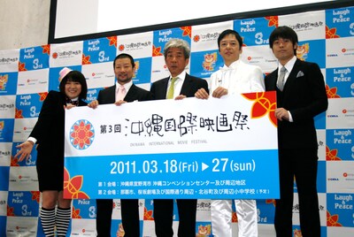 「第3回沖縄国際映画祭」開催発表会見に登場した（左から）森三中・黒沢、木村祐一、同映画祭実行委員会の実行委員長・大崎洋、板尾創路、品川庄司・品川。