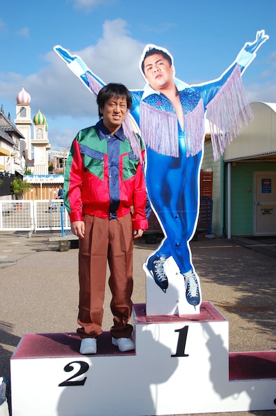 しぶしぶ表彰台の2位の位置に立つブラックマヨネーズ吉田（左）と2代目ひらパー兄さん・小杉のパネル。