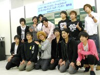 書籍「∞男子寮～AGE AGE荘～」の発売記念握手会に登場した平成ノブシコブシ、カナリア、アームストロング、チーモンチョーチュウ、LLR、パンサー。13人という賑やかな会見となった。