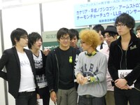 このメンバーの中で実際にルームシェアをしている平成ノブシコブシ吉村。5GAP久保田、ふくろとじ・てつみちと暮らしており、「最近てつみちが風呂を覗いてくる」と悩みを明かした。