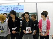 ボンの遅刻にあきれた安達。撮影中はあきらめて違うことを考えていたそう。