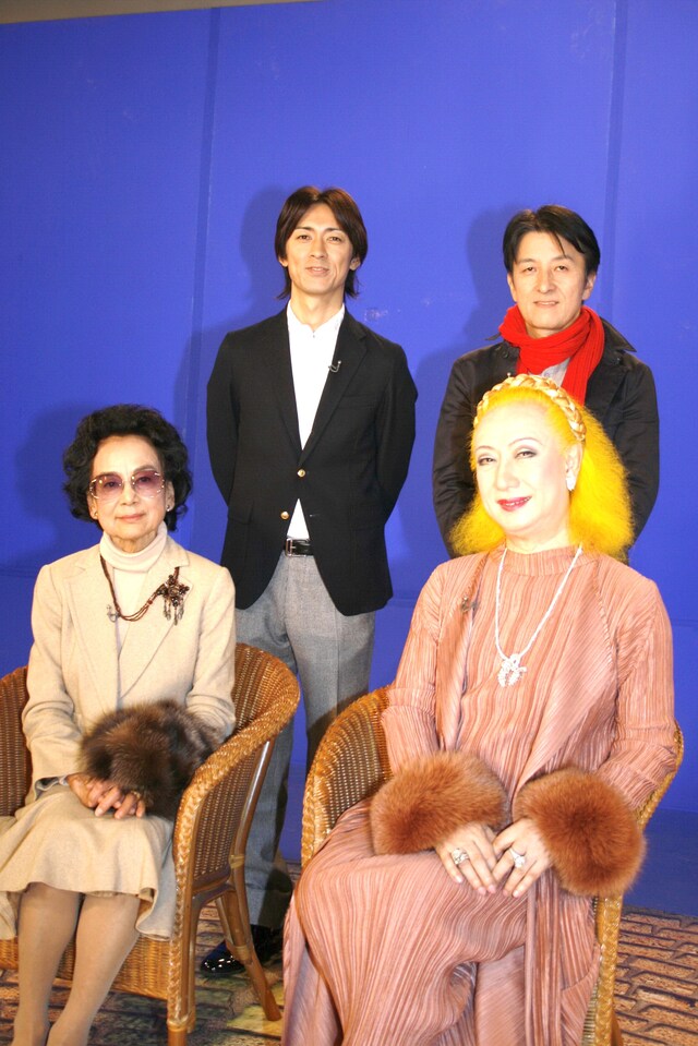 「地球イチバン」の会見に出席した（前列左より）兼高かおる、美輪明宏、（後列左より）ナインティナイン矢部浩之、大高洋夫。