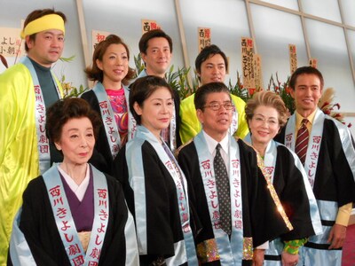 舞台「新歌舞伎座 新会場記念 西川きよし劇団旗揚げ公演『おとうちゃんのコロッケ キッチン・ナカニシ三代目』」初日を迎えた西川きよし劇団。会見には、西川きよし、西川ヘレン、西川忠志、西川かの子、神野美伽（特別出演）、淡島千景（特別出演）美木良介、ランディーズが出席した。